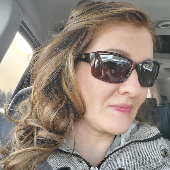 Meet your Poshers, Stephanie and Averie - Picture 3 of 3